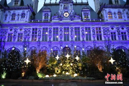 　　当地时间12月11日，法国巴黎市政厅广场“圣诞村”正式对外开放。“ 中新社记者 李洋 摄