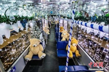 　资料图：当地时间12月9日，克罗地亚奥西耶克的电车内外挂满圣诞装饰，并在车里摆上巨大泰迪熊，保持社交距离坐在座位上。图片来源：视觉中国