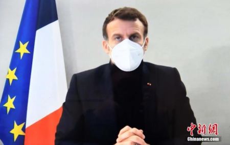 　　当地时间12月17日晚，法国总统马克龙在确诊感染新冠病毒后首次露面，通过视频连线方式出席会议并发表讲话。中新社记者 李洋 摄