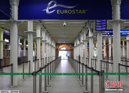 　　当地时间12月21日，英国伦敦圣潘克拉斯国际火车站的欧洲之星候车楼空空荡荡。