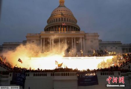 　资料图：2021年1月6日，美国参众两院确认选举人团投票结果的联席会议，因现任总统特朗普支持者闯入国会大厦引发大规模骚乱而被迫中断。图为国会大厦前火光四起。