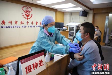 　　广州为出租车司机接种新冠疫苗 广州市红十字会医院供图
