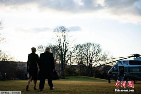 　　当地时间2021年1月20日，美国华盛顿，特朗普提前离开白宫，他及妻子梅拉尼娅乘“海军陆战队一号”总统专用直升机，前往安德鲁斯空军基地。