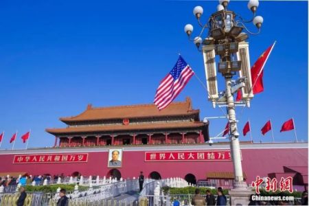 　　资料图：北京天安门前悬挂起中美两国国旗。 中新社记者 贾天勇 摄
