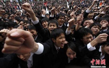 资料图：2月8日，日本首都圈11所专门学校共约150名学生聚集在东京日比谷公园举行求职活动仪式，誓言在明春就业。