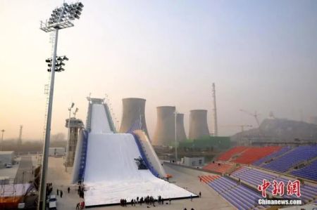 首钢滑雪大跳台是北京冬奥会跳台滑雪项目的比赛场馆，也是北京赛区唯一一处雪上项目比赛场地。资料图 中新社记者 富田 摄