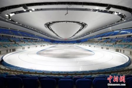　1月28日，已完成制冰的国家速滑馆。 中新社记者 富田 摄