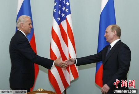 资料图：2011年3月，在俄罗斯莫斯科，时任美国副总统拜登与时任俄罗斯总理普京握手。