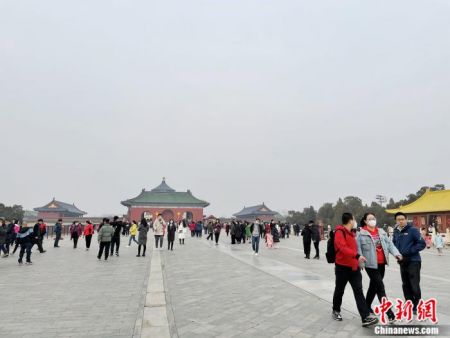 大年初一，北京天坛公园吸引众多市民游玩。袁秀月 摄