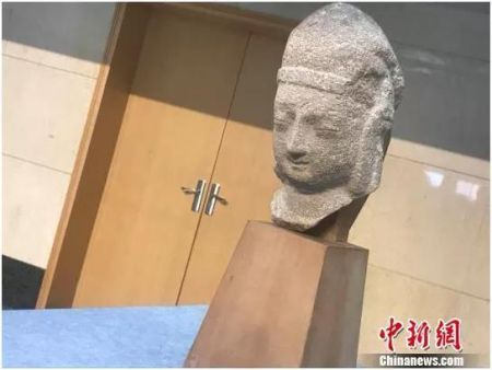 　2018年7月13日，美国华裔王纯杰夫妇将一件北魏时期的石雕天王头像捐赠予山西博物院。　胡健 摄
