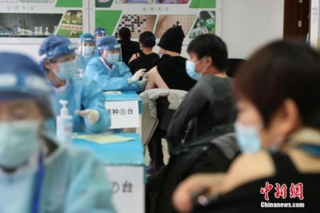 　　资料图：1月8日，在北京市海淀区学院路街道临时接种点内，医护人员为接种者注射疫苗。 中新社记者 蒋启明 摄