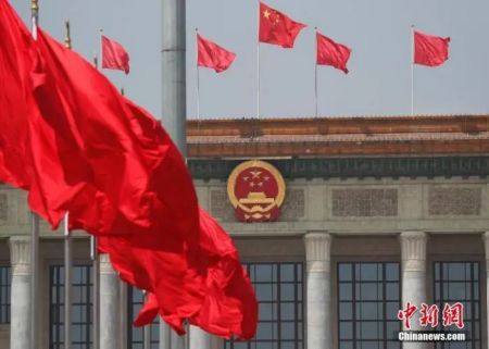 　资料图：天安门广场上红旗飘扬。中新社记者 杜洋 摄