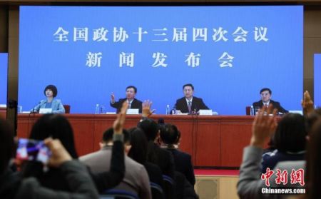 　3月3日，全国政协十三届四次会议新闻发布会在北京举行，图为记者在分会场的屏幕前举手提问。 中新社记者 杜洋 摄