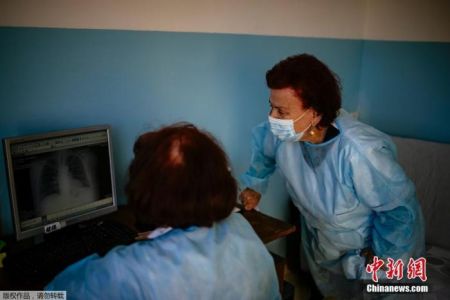 　当地时间2021年1月20日，保加利亚，博戈耶娃医生正在与同事查看新冠患者的肺部X射线。