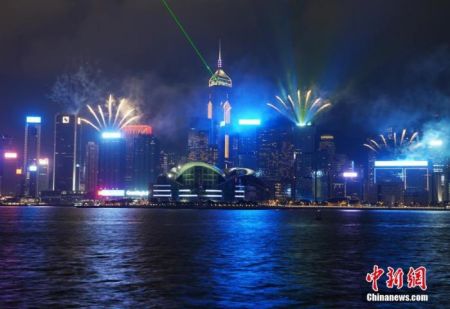 　　资料图：香港维港烟花绽放。中新社记者 张炜 摄