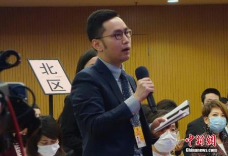　　3月11日，中国国务院总理李克强在北京人民大会堂出席记者会并回答中外记者提问。图为中新社、中新网记者在位于梅地亚中心的分会场提问。中新社记者 温孟馨 摄