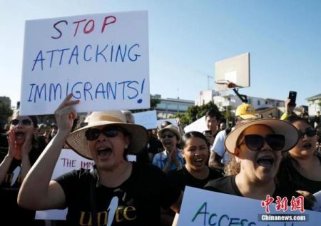 　　资料图：亚裔移民以及移民权益倡导者在美国加州举行抗议集会