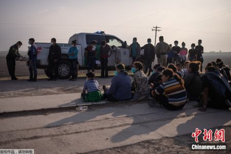当地时间3月17日，美国得克萨斯州，边境执法人员与前来寻求庇护的非法移民家庭。