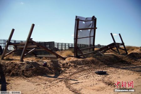 　当地时间1月22日，美国新墨西哥州Sunland Park一处边境墙工地内，部分建筑材料被弃置。20日，美国总统拜登签署了要求停止美墨边境墙建设的行政令。