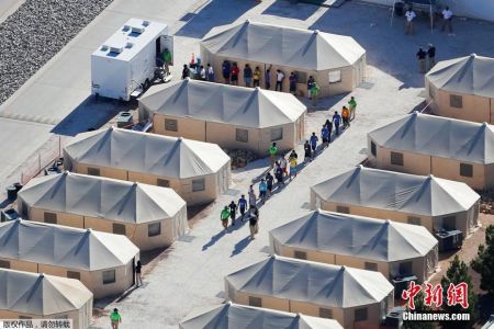 　　资料图：在美国与墨西哥边境地区Tornillo，有一座移民儿童“帐篷城”。数千名被迫与父母分离的移民儿童，被安置在这座“帐篷城”内。