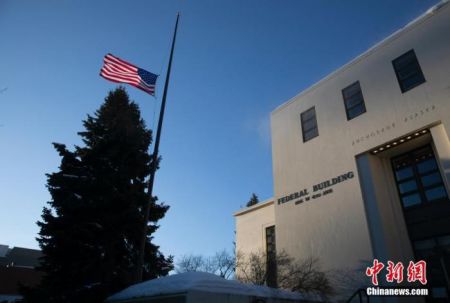　　当地时间3月18日，美国阿拉斯加州安克雷奇市一处联邦建筑降半旗，以纪念亚特兰大枪击事件中的遇难者。 中新社记者 刘关关 摄