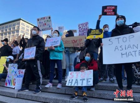 　　3月21日，千余名纽约市民在曼哈顿联合广场集会示威，抗议针对美国亚裔的种族歧视和仇恨犯罪。图为人们在示威现场举着各式标语。 中新社记者 马德林 摄