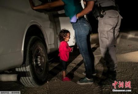 　　资料图：一名两岁洪都拉斯小女孩与妈妈在美墨边境被拦截。