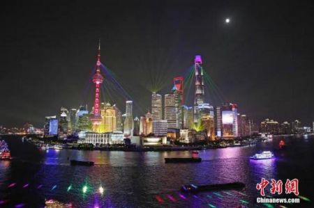 　　资料图：2020年9月30日晚，上海黄浦江两岸上演国庆浦江光影秀。中新社记者 殷立勤 摄