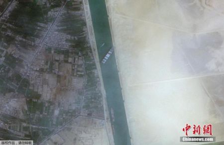 　一艘悬挂巴拿马国旗的重型货船3月23日在苏伊士运河新航道搁浅，造成航道拥堵。