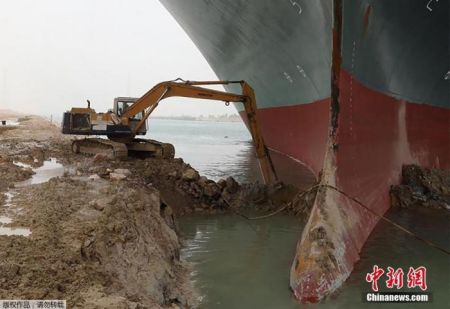 　随着苏伊士运河搁浅巨型货轮的救援工作持续进行，为巨轮船头挖掘泥沙的挖掘机走红。