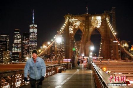 　　当地时间3月14日晚，美国纽约市政府将因新冠肺炎去世的患者面容投影在布鲁克林大桥桥身上，表达对逝者的怀念。当晚，纽约市举行活动纪念因新冠肺炎去世的患者。 中新社记者 廖攀 摄