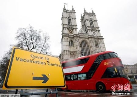 当地时间3月10日，英国伦敦威斯敏斯特大教堂的疫苗接种中心外，放置着指示牌。