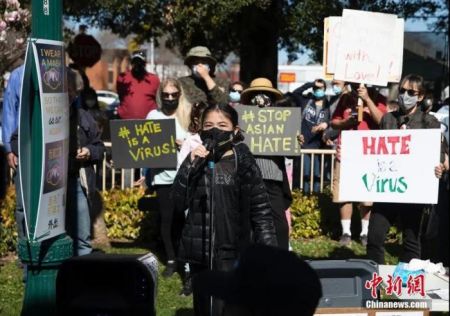 　　当地时间2月27日，数百人在美国旧金山湾区圣马特奥市参加反对歧视亚裔的集会。集会的发起者，当地13岁华裔初中生苏凯盈表示，希望各族裔民众团结起来，反对针对亚裔的仇恨犯罪。中新社记者 刘关关 摄