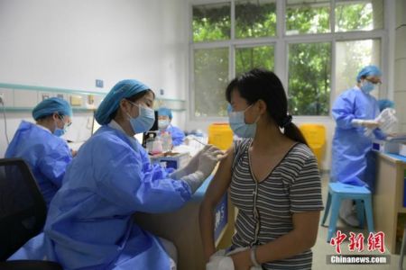 5月15日，市民在安徽医科大学第二附属医院方舱新冠病毒疫苗接种点接种疫苗。 中新社记者 张娅子 摄