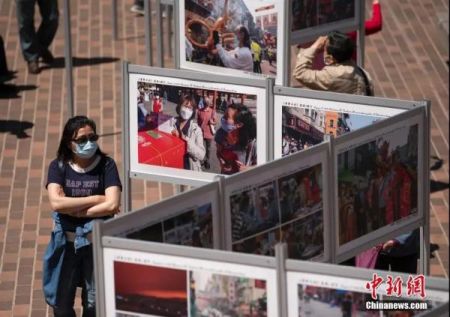 　资料图：当地时间5月8日，美国旧金山多个华人社团联合举办的“《华埠日记》疫境·前行”公益摄影展。中新社记者 刘关关 摄